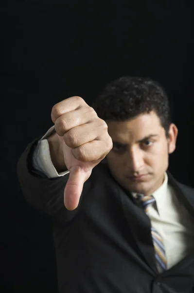Empresário mostrando polegares para baixo sinal — Fotografia de Stock