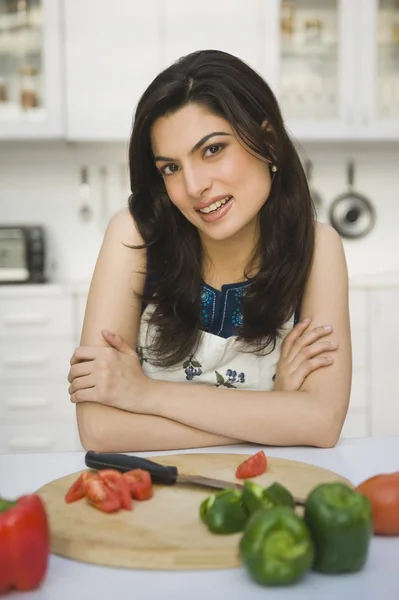Mulher apoiada em um balcão de cozinha — Fotografia de Stock