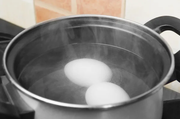 Eier im kochenden Wasser — Stockfoto