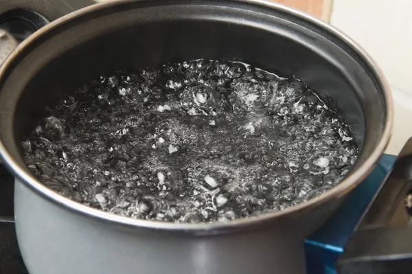 Vařící voda v hrnci — Stock fotografie