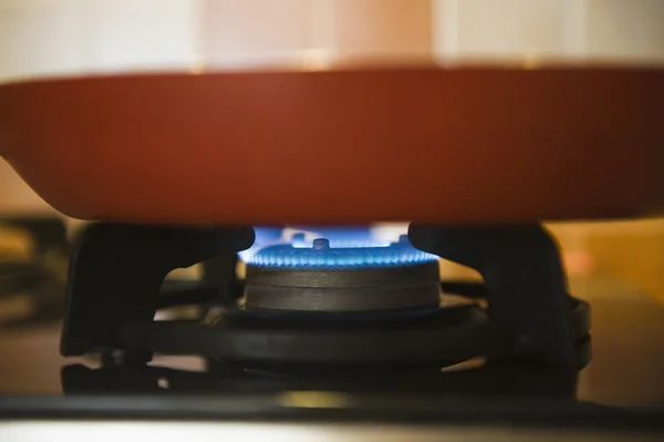 Panela em um queimador de fogão a gás — Fotografia de Stock