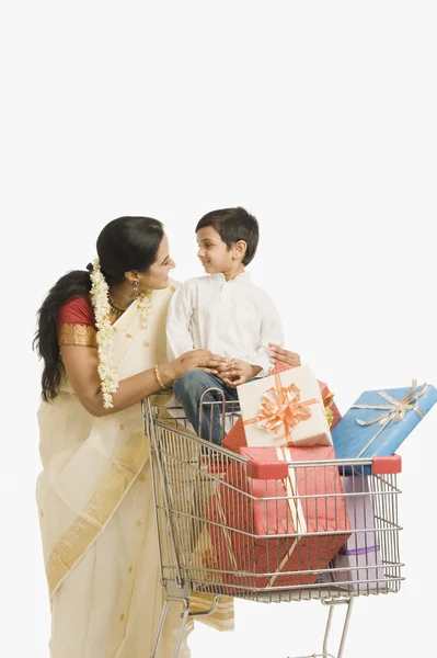 Woman and her son with a shopping cart — Stock Photo, Image