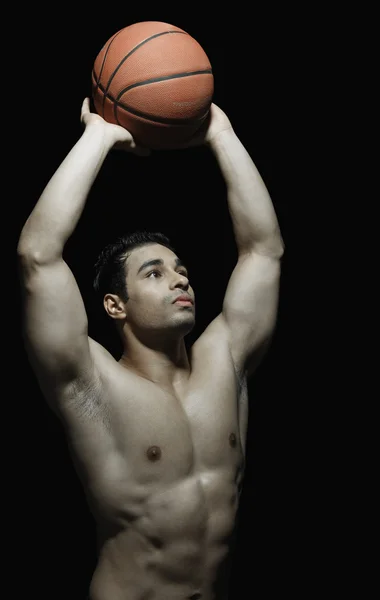 Ember tartja a kosárlabda, a feje fölött — Stock Fotó