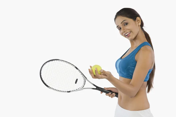 Mujer sosteniendo una raqueta de tenis — Foto de Stock