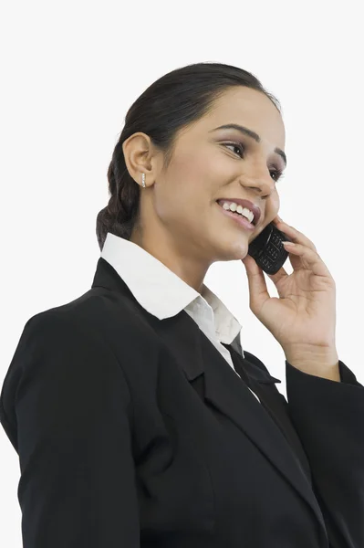 Femme d'affaires parlant sur un téléphone portable — Photo