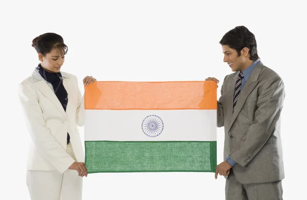 Executivos de empresas segurando uma bandeira indiana — Fotografia de Stock