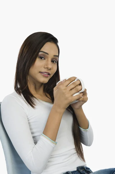 Woman drinking coffee — Stock Photo, Image