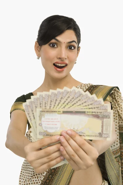 Frau im Besitz von Geldscheinen — Stockfoto