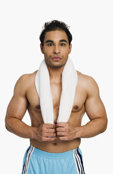 男人站在一条毛巾 — 图库照片