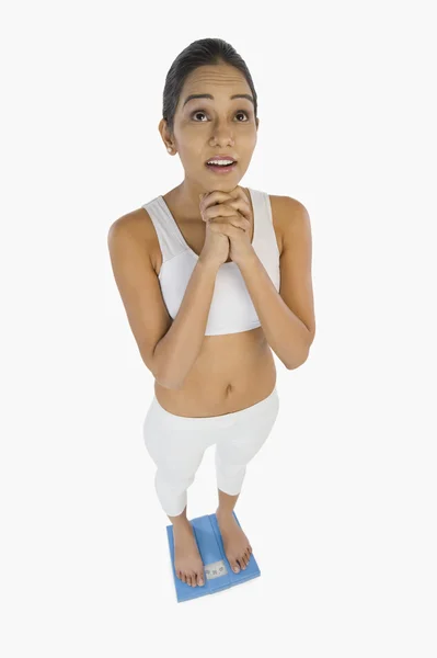 Žena měření její váha — Stock fotografie