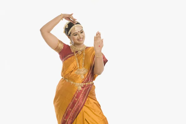 Femme indienne faisant geste de la main — Photo