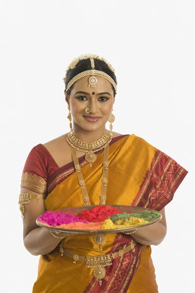 Mujer india sosteniendo una bandeja — Foto de Stock