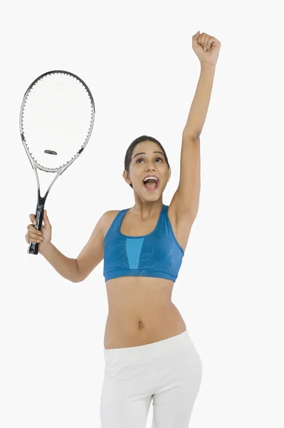 Frau hält Tennisschläger in der Hand — Stockfoto