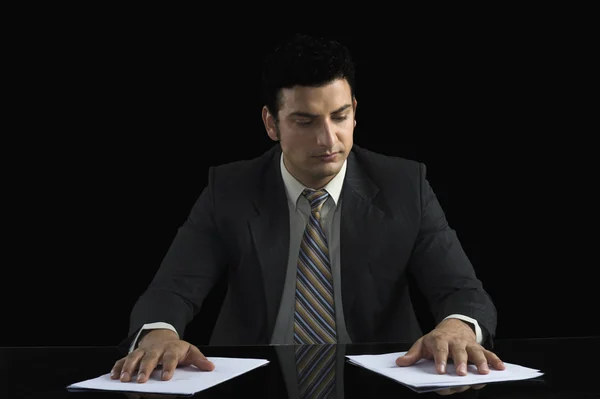 Бизнесмен с руками на двух документах — стоковое фото