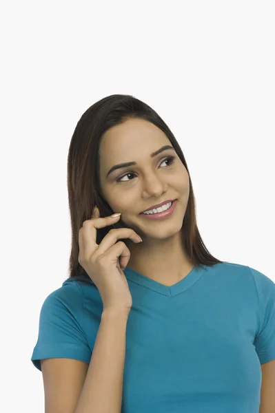 Mujer hablando en un teléfono móvil — Foto de Stock