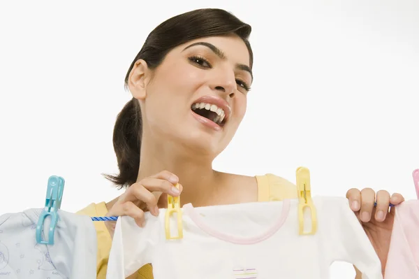 Mujer colgando ropa en un tendedero — Foto de Stock