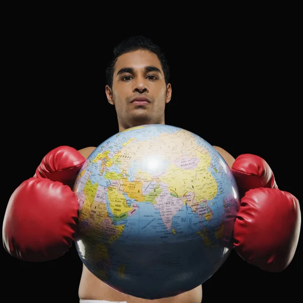 Boxeur masculin tenant un globe — Photo