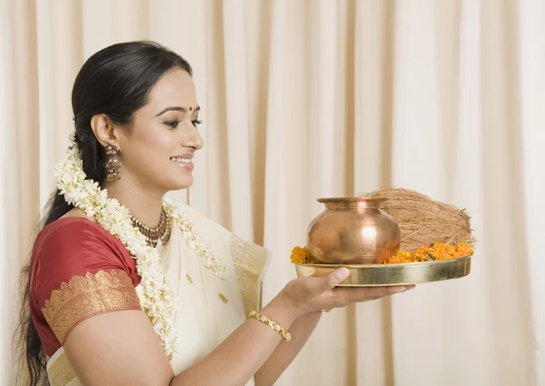 Indiai nő holding pooja thali — Stock Fotó