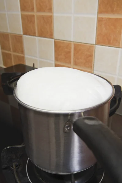 Milch, die über einer Pfanne kocht — Stockfoto