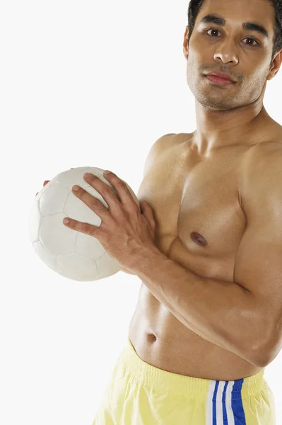 Hombre sosteniendo una pelota de fútbol — Foto de Stock