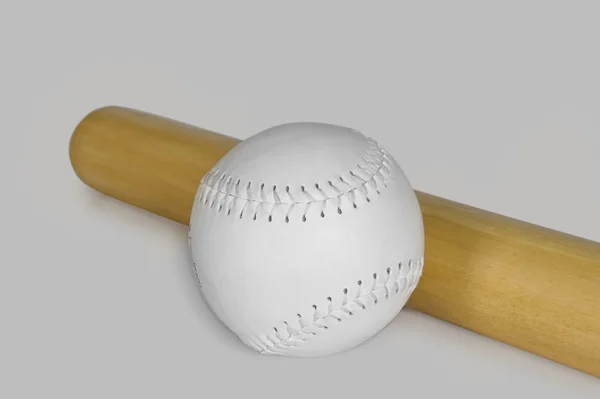 Taco de beisebol com uma bola de basebol — Fotografia de Stock