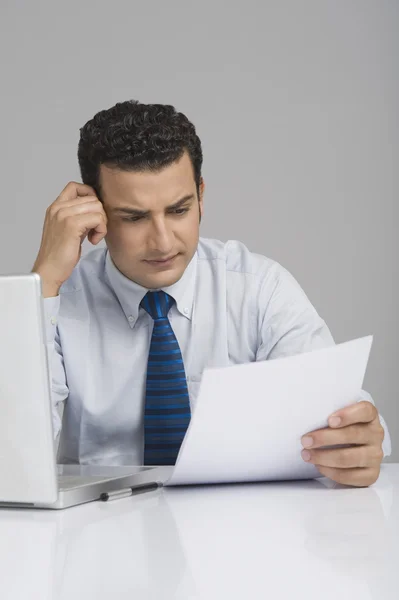 Businessman reading a document — Stock Photo, Image