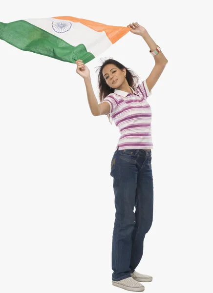 Mulher segurando uma bandeira indiana — Fotografia de Stock