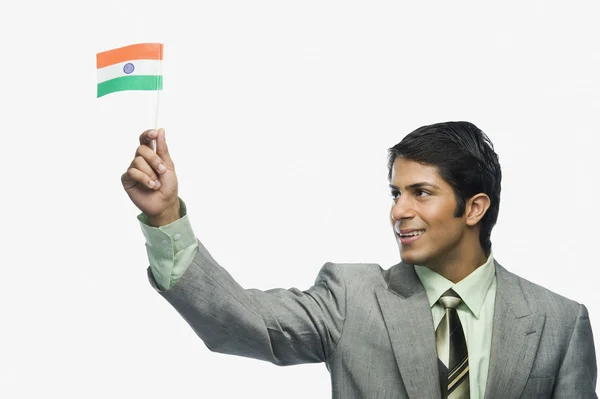 Homme tenant un drapeau indien — Photo