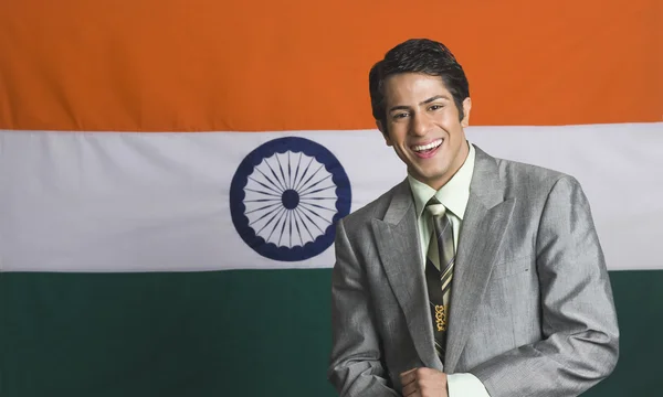 Hombre frente a una bandera india — Foto de Stock