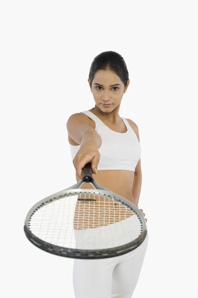 Mulher segurando uma raquete de tênis — Fotografia de Stock