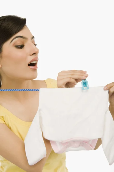 Frau hängt Kleidung an Wäscheleine — Stockfoto