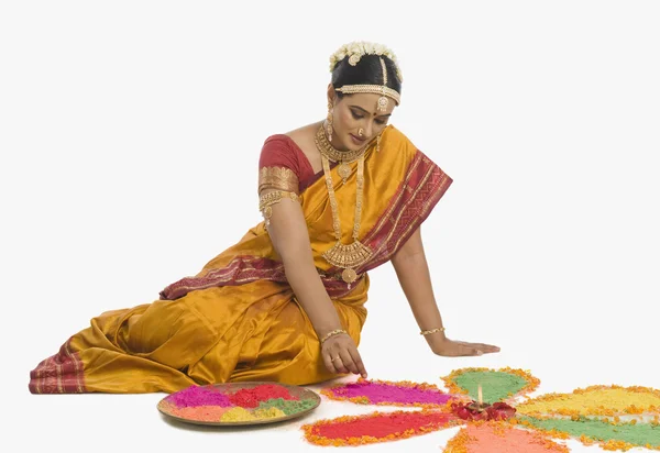 Индийская женщина делает ранголи — стоковое фото