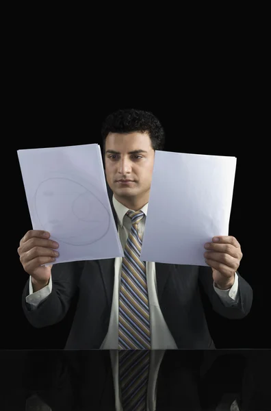 Businessman holding two documents — Stock Photo, Image