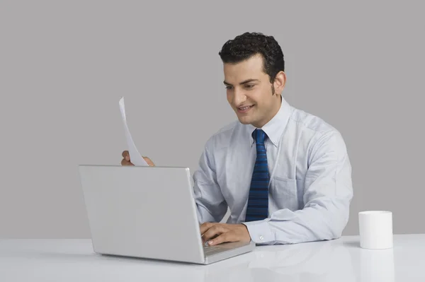 Zakenman met een laptop — Stockfoto