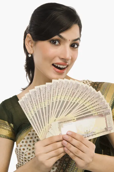 Mujer sosteniendo billetes de moneda —  Fotos de Stock