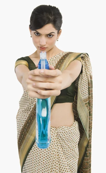 Mujer sosteniendo una botella de spray — Foto de Stock