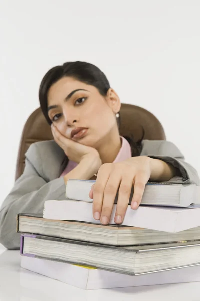 Femme d'affaires avec pile de livres — Photo