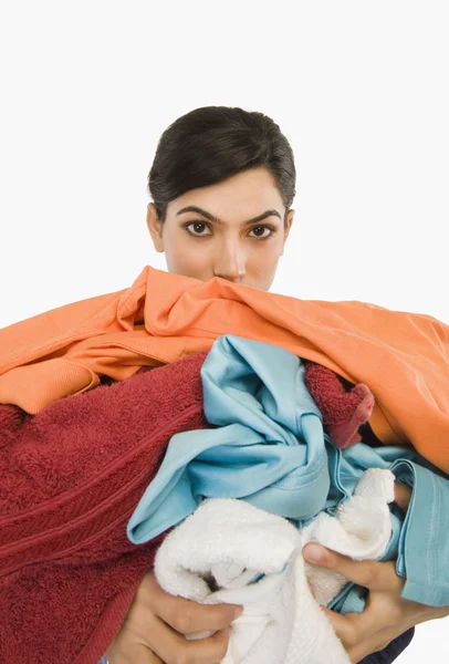 Mujer sosteniendo ropa —  Fotos de Stock