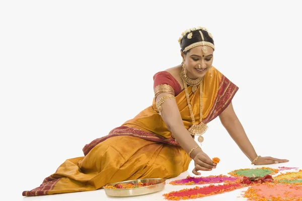 Mulher indiana fazendo rangoli — Fotografia de Stock