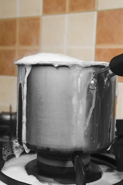 Milch, die über einer Pfanne kocht — Stockfoto