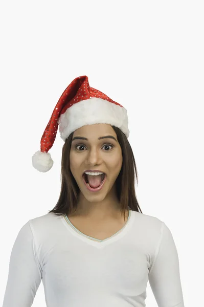 Mulher usando um chapéu de Pai Natal — Fotografia de Stock