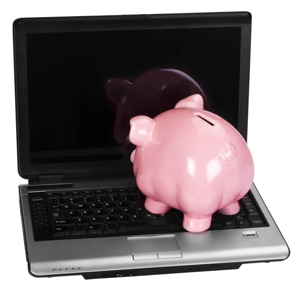 Close-up de um banco porquinho em um laptop — Fotografia de Stock