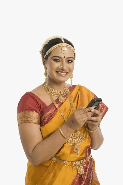 Femme indienne utilisant un téléphone portable — Photo