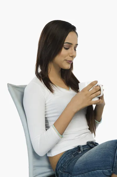 Donna che beve caffè — Foto Stock