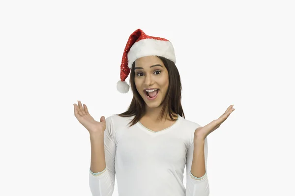 Mulher usando um chapéu de Papai Noel e sorrindo — Fotografia de Stock
