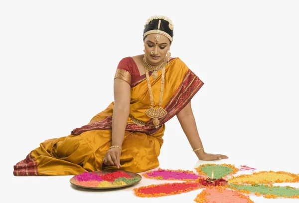 Mulher indiana fazendo rangoli — Fotografia de Stock