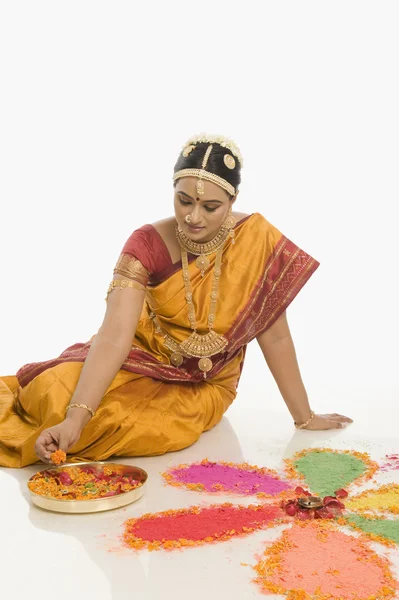 Indianerin macht Rangoli — Stockfoto