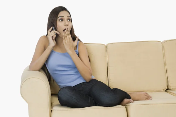 Vrouw aan het praten op een mobiele telefoon — Stockfoto