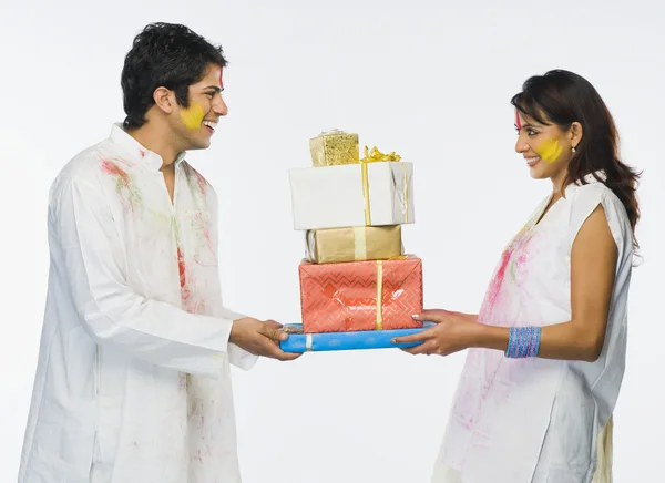 Pareja sosteniendo regalos Holi —  Fotos de Stock