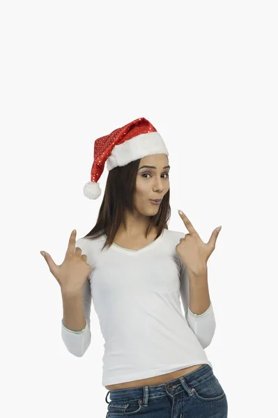 Donna con un cappello da Babbo Natale e gesti — Foto Stock